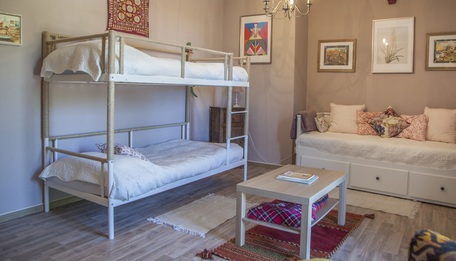 A bunk bed and a sofa bed in the suite La Lepre - La Lepre Danzante